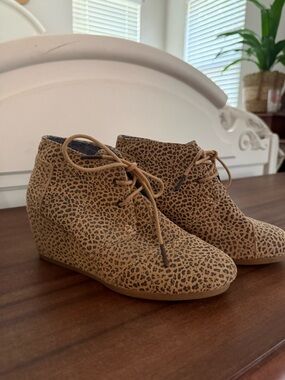 Toms Leopard Print Lace-Up Wedge Ankle Boots - Tan/Black